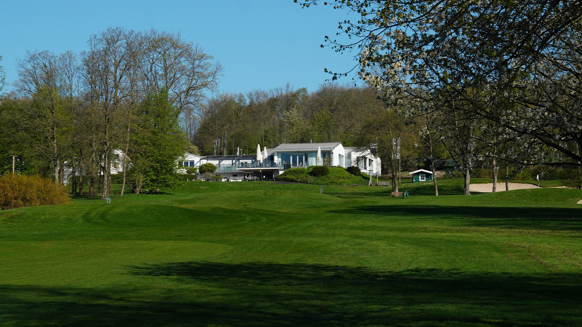 Blick auf das Clubhaus von Bahn 7